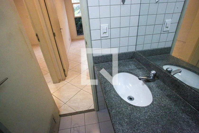 2-bedroom apartment in a building with a gym — photo 8