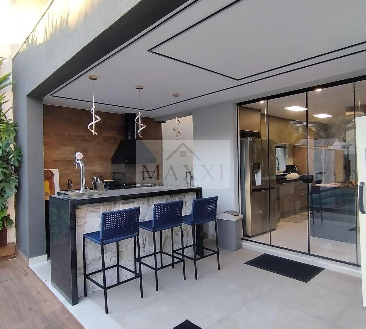 290 m² house with 3 en-suite bedrooms and glass balcony — photo 15