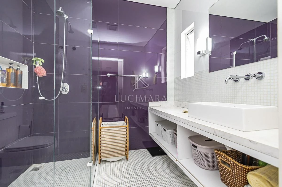 Bathtub in a 4-bedroom house, 400 m² — photo 41