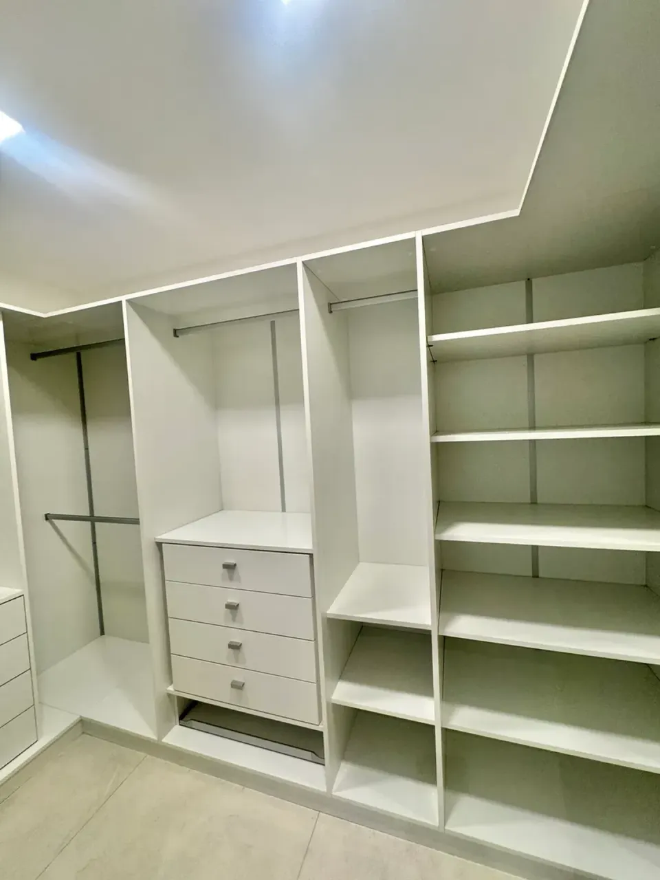 Casa sem mobília com 4 quartos e cozinha fechada a gás — photo 11