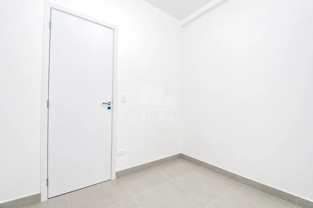 One-bedroom apartment in a building with a coworking space — photo 17