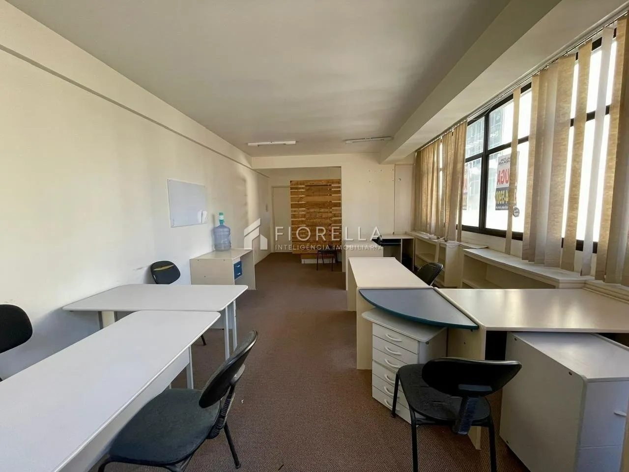 Unfurnished apartment with a home office and half-bath — photo 4