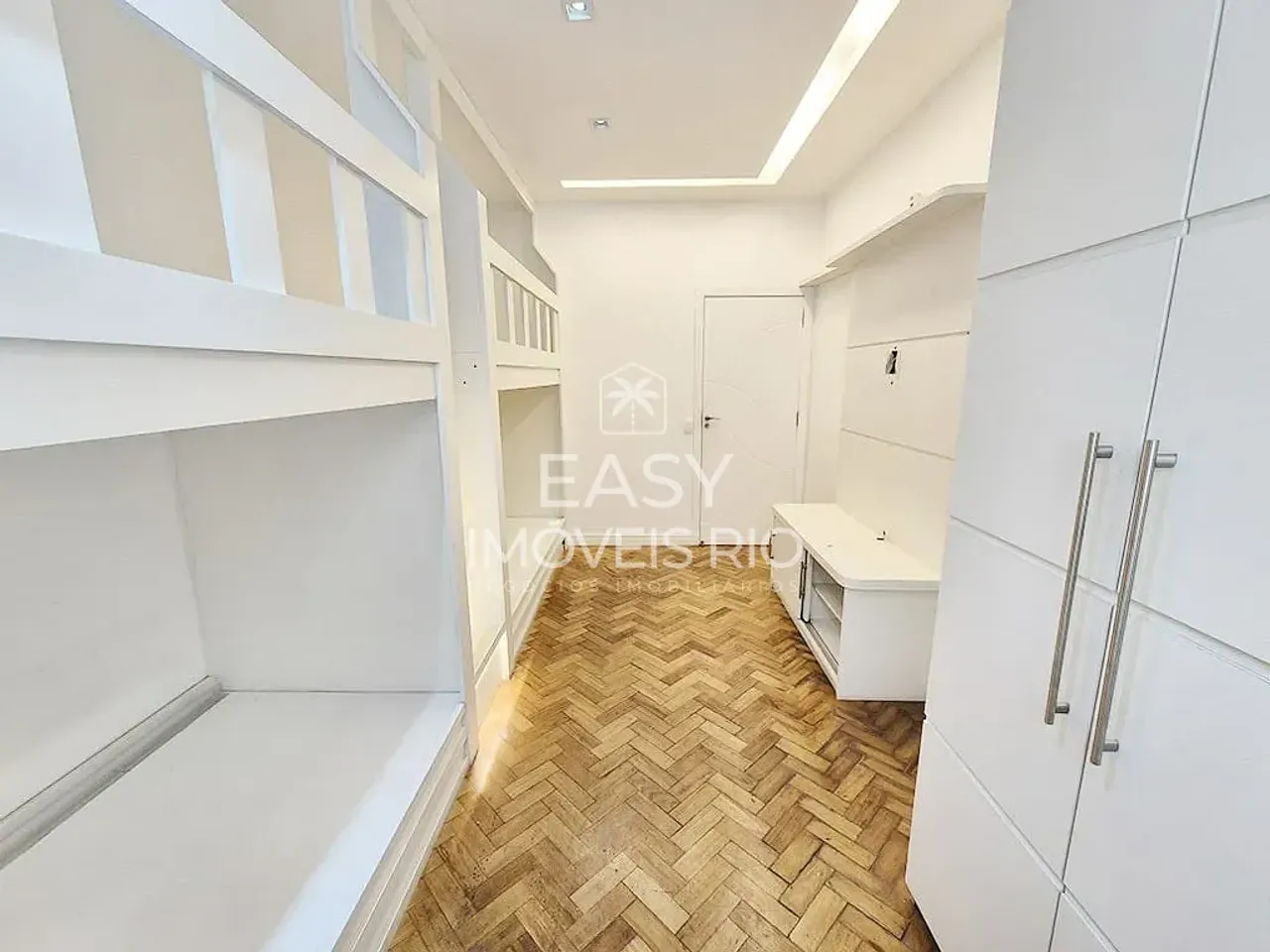 Apartamento sin amueblar con 4 dormitorios y balcón de vidrio — photo 14