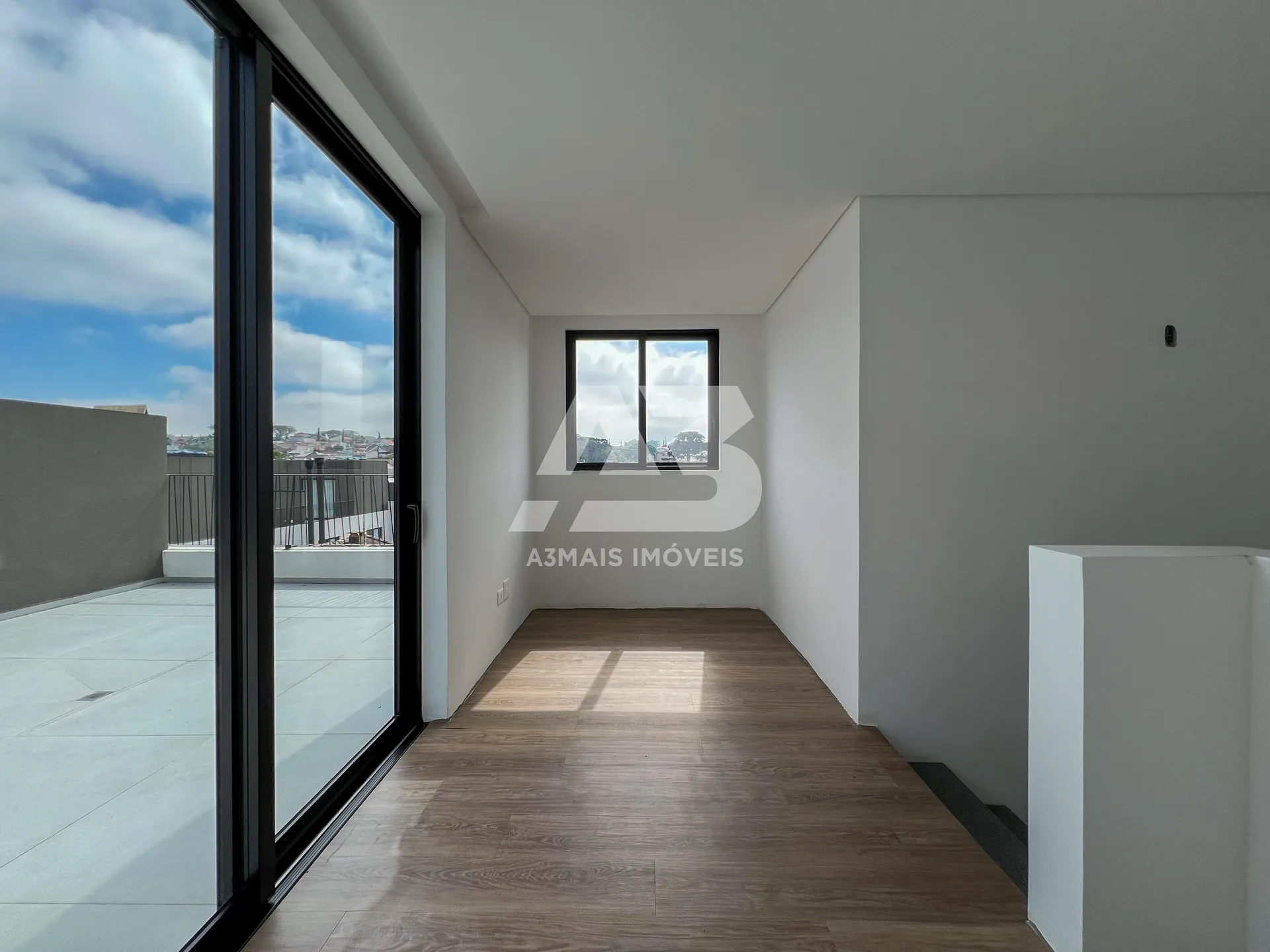 Glass-enclosed balcony in a 3-bedroom house, 137 m² — photo 13