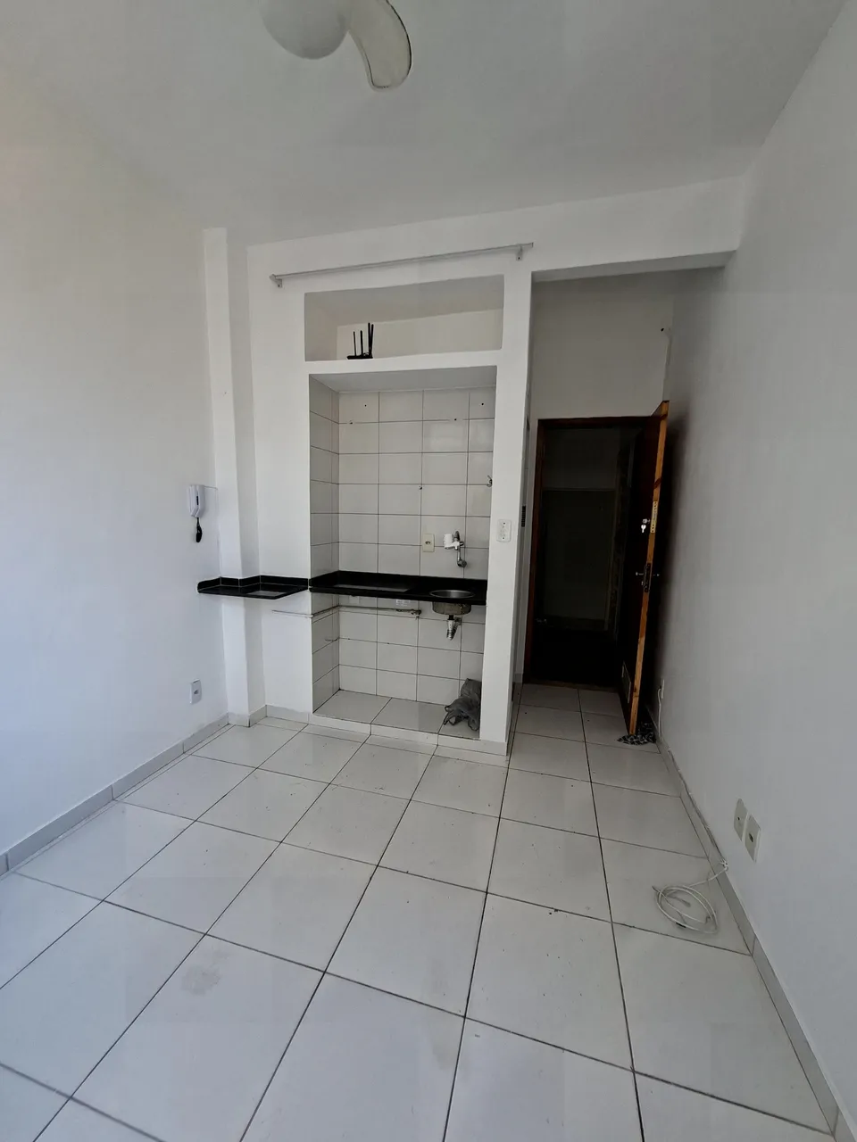 Apartment with a glass-enclosed shower and 1 bedroom — photo 5