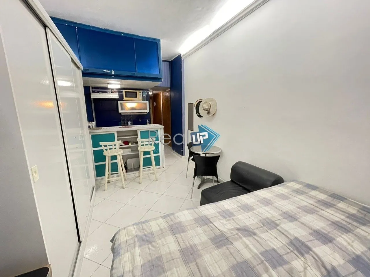 Furnished 1-bedroom apartment with compact kitchenette — photo 9