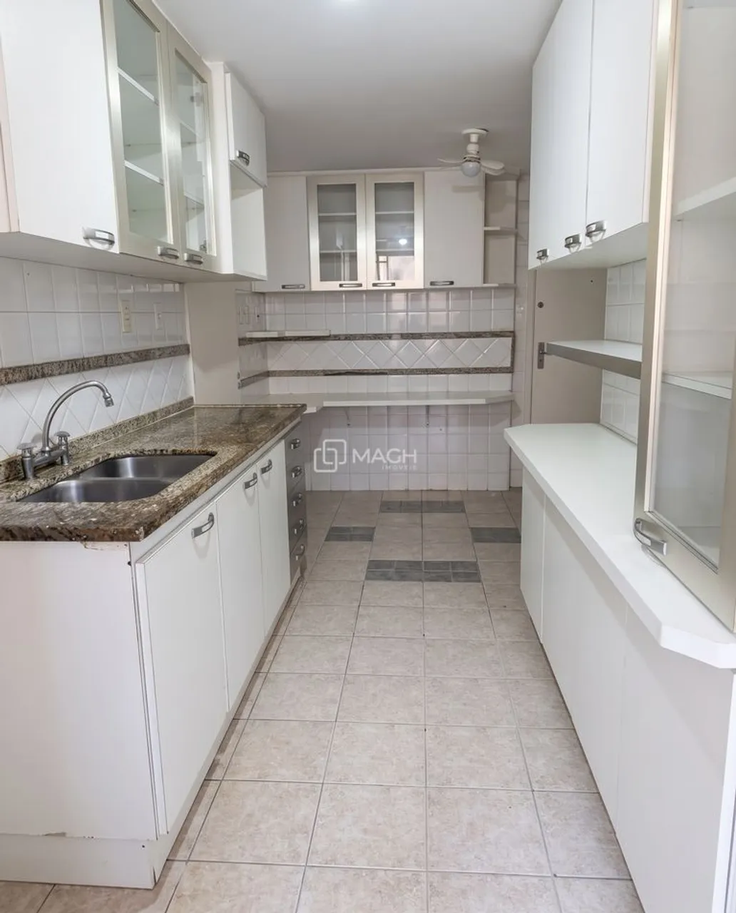 Unfurnished 4-bedroom apartment with 2 parking spots — photo 2