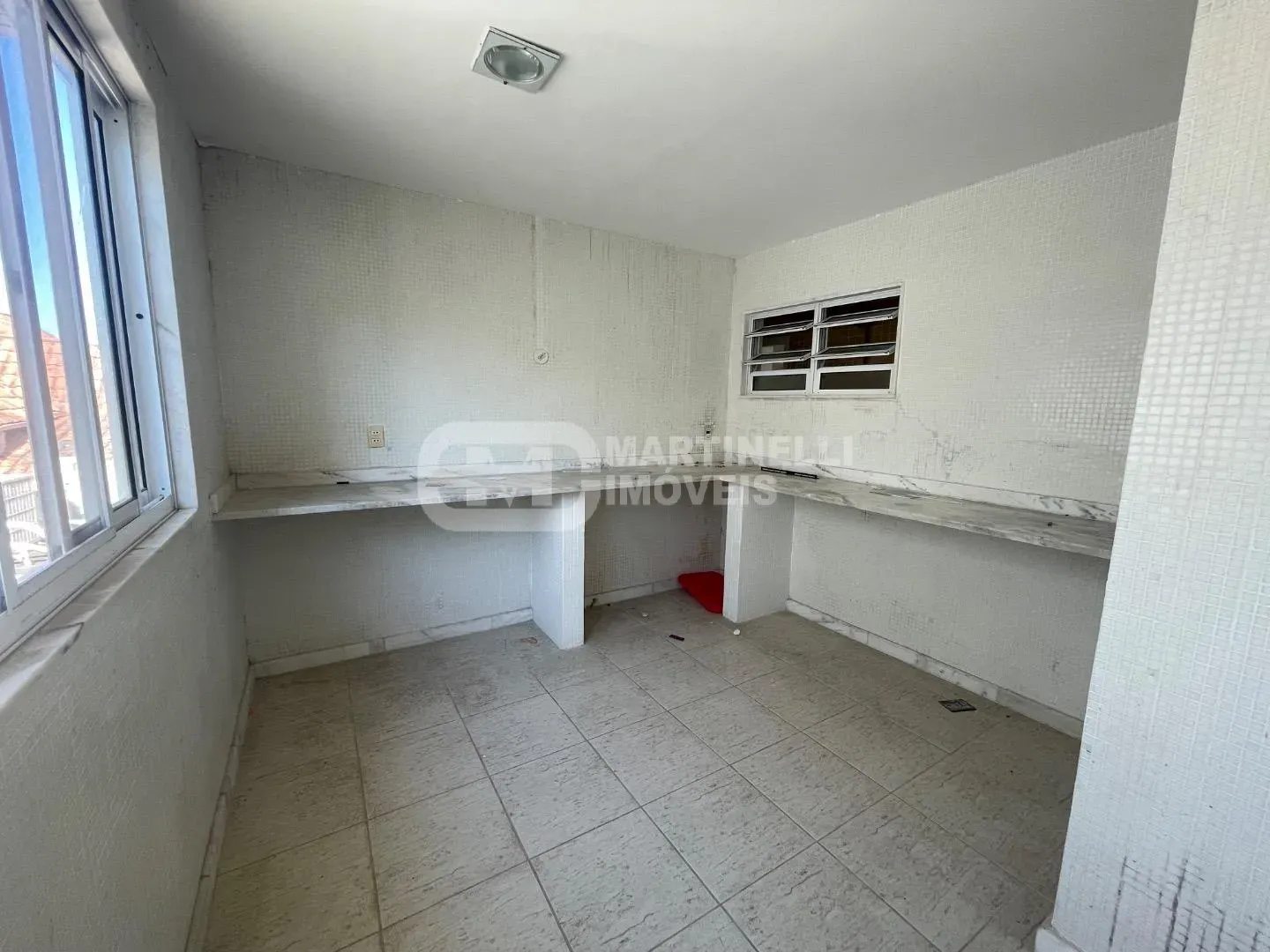 House with 4 bedrooms and 5 bathrooms and a separate kitchen — photo 23