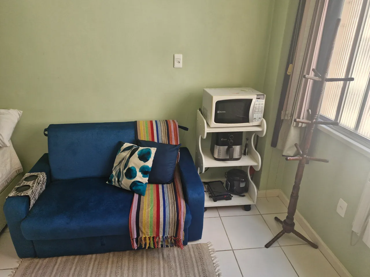 Estudio amueblado con cocina compacta a gas