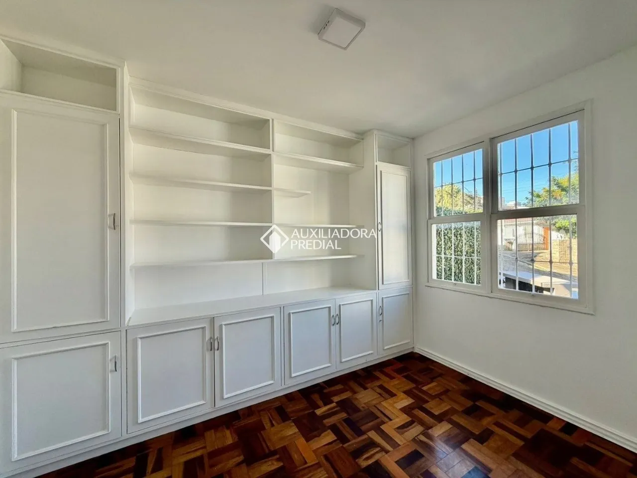 Робоче місце та 5 спалень: будинок 320 м² — photo 6
