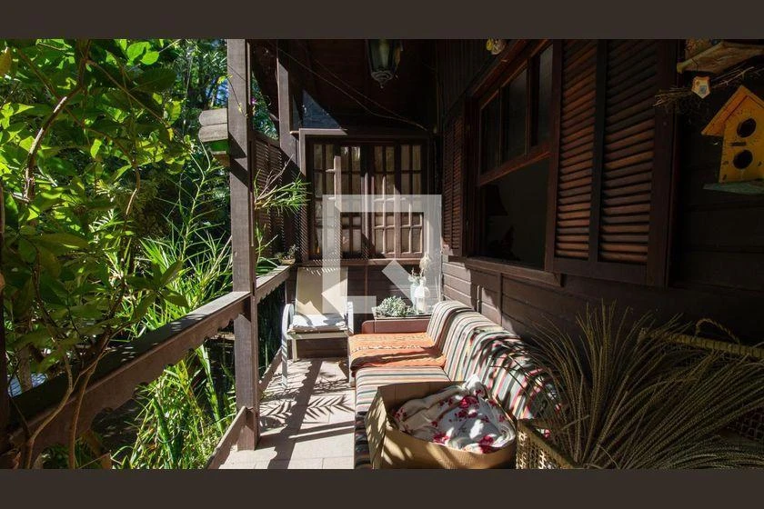 Furnished house with 5 bedrooms and 2100 m² — photo 47