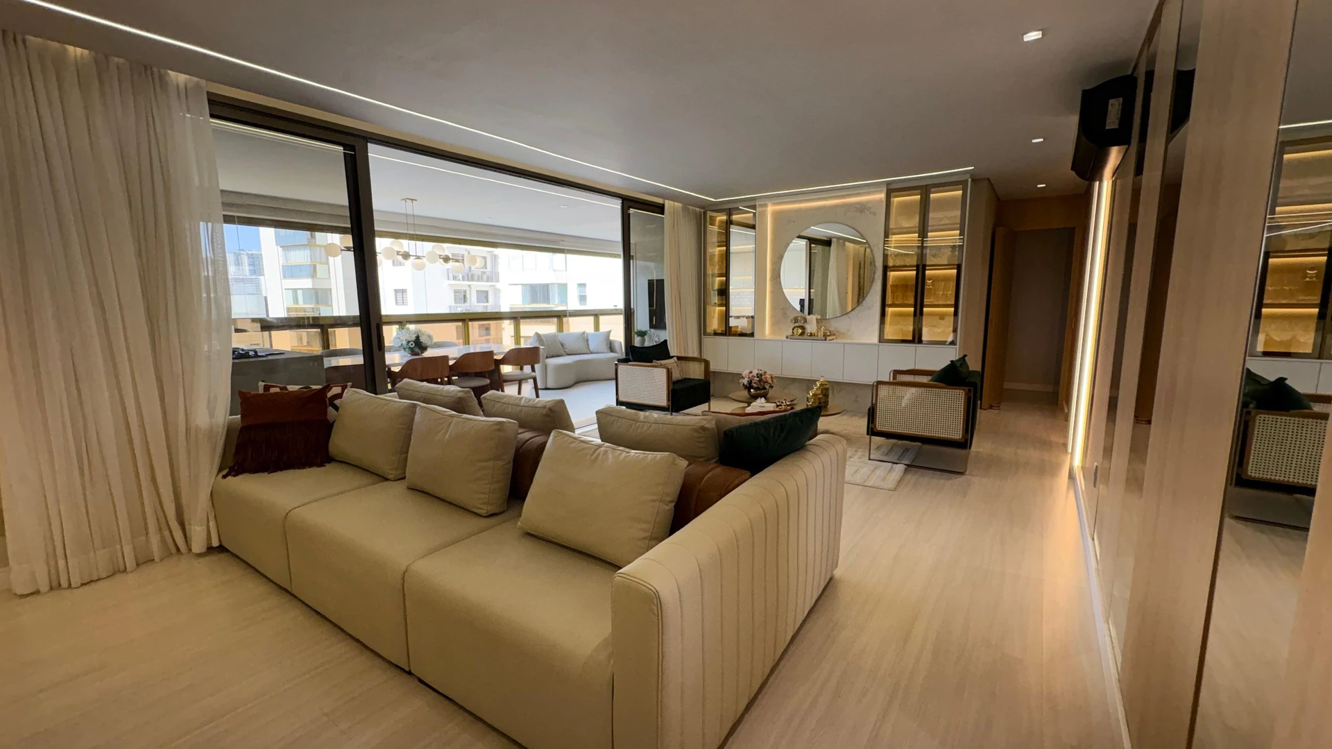 Jacuzzi in a 5-bedroom apartment, 217 m² — photo 28