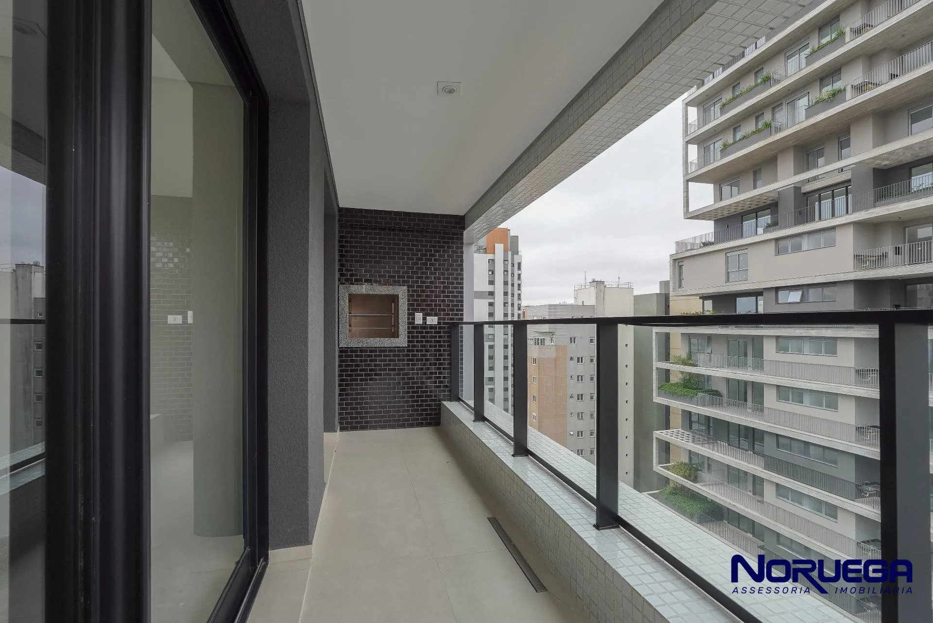 3-bedroom apartment with a glass-enclosed balcony — photo 3
