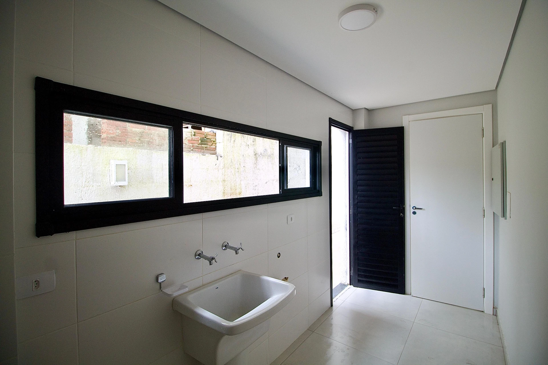 Floor-to-ceiling windows in a 3-bedroom house, 160 m² — photo 5