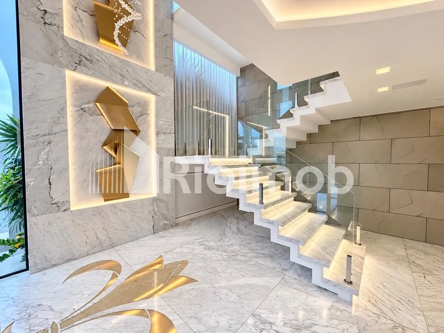 Ванна та 5 спалень: будинок 889 м² — photo 33