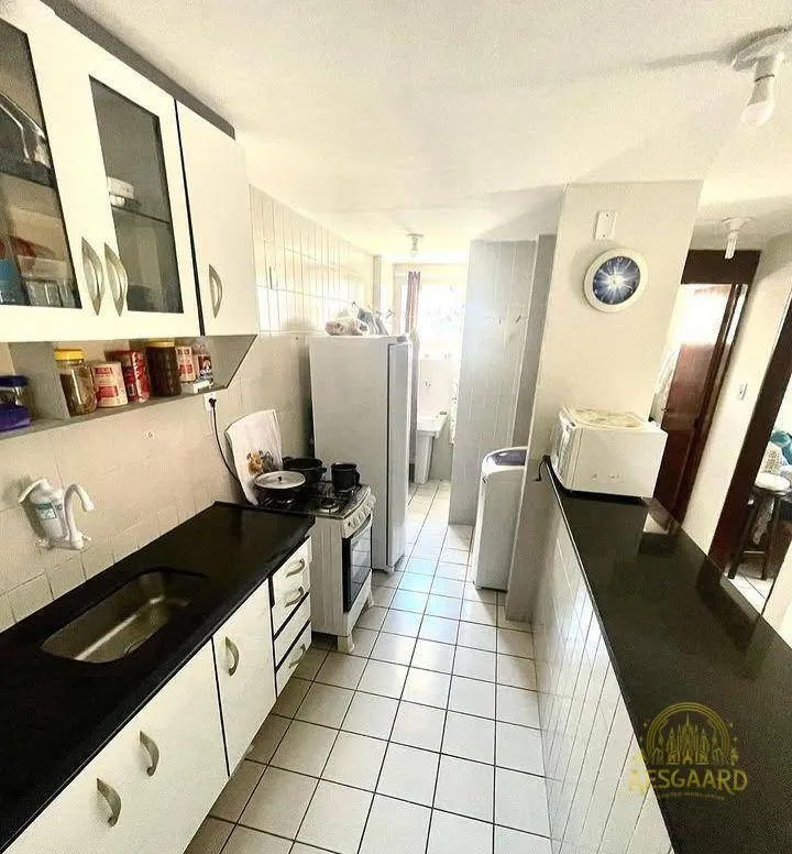 Apartamento mobiliado com cozinha fechada e fogão a gás
