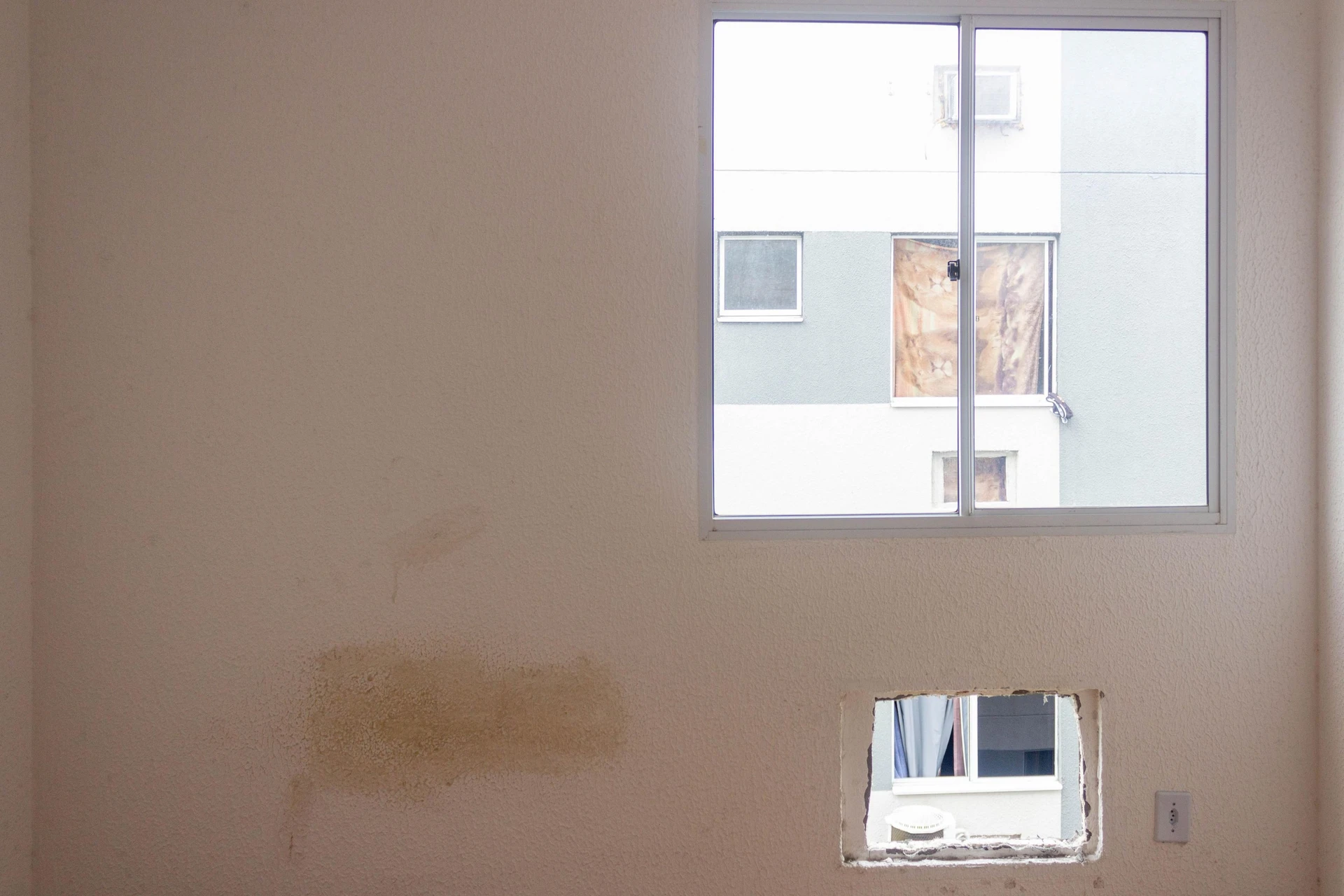 2-bedroom apartment in a building with a pool — photo 10