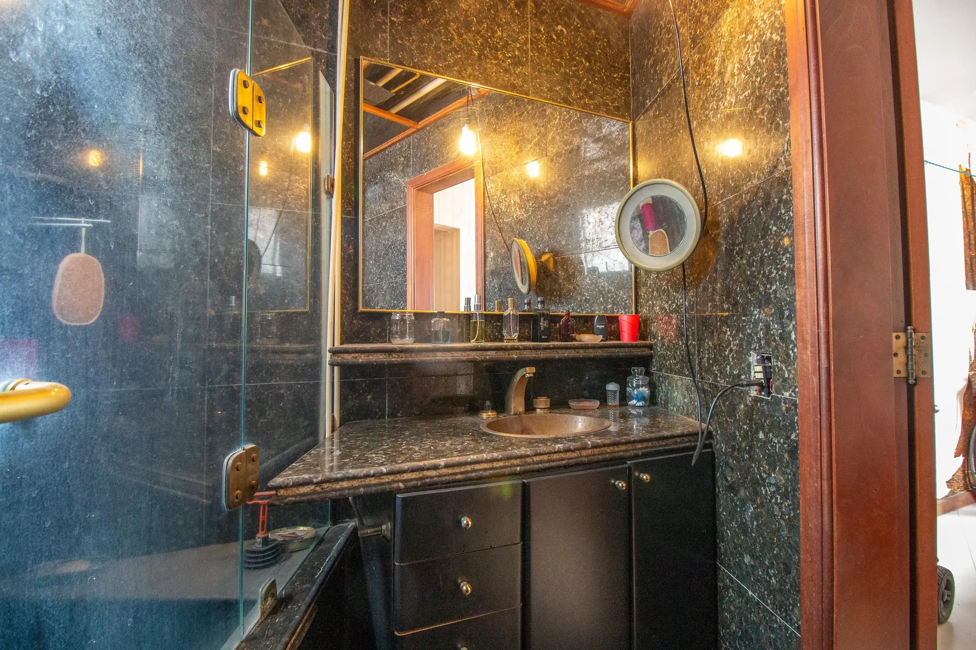 4-bedroom apartment in a building with a sauna — photo 40