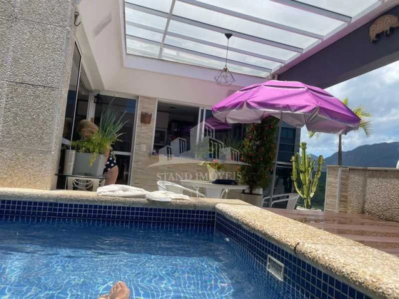 Balcony with a grill in a 2-bedroom apartment, 140 m² — photo 9