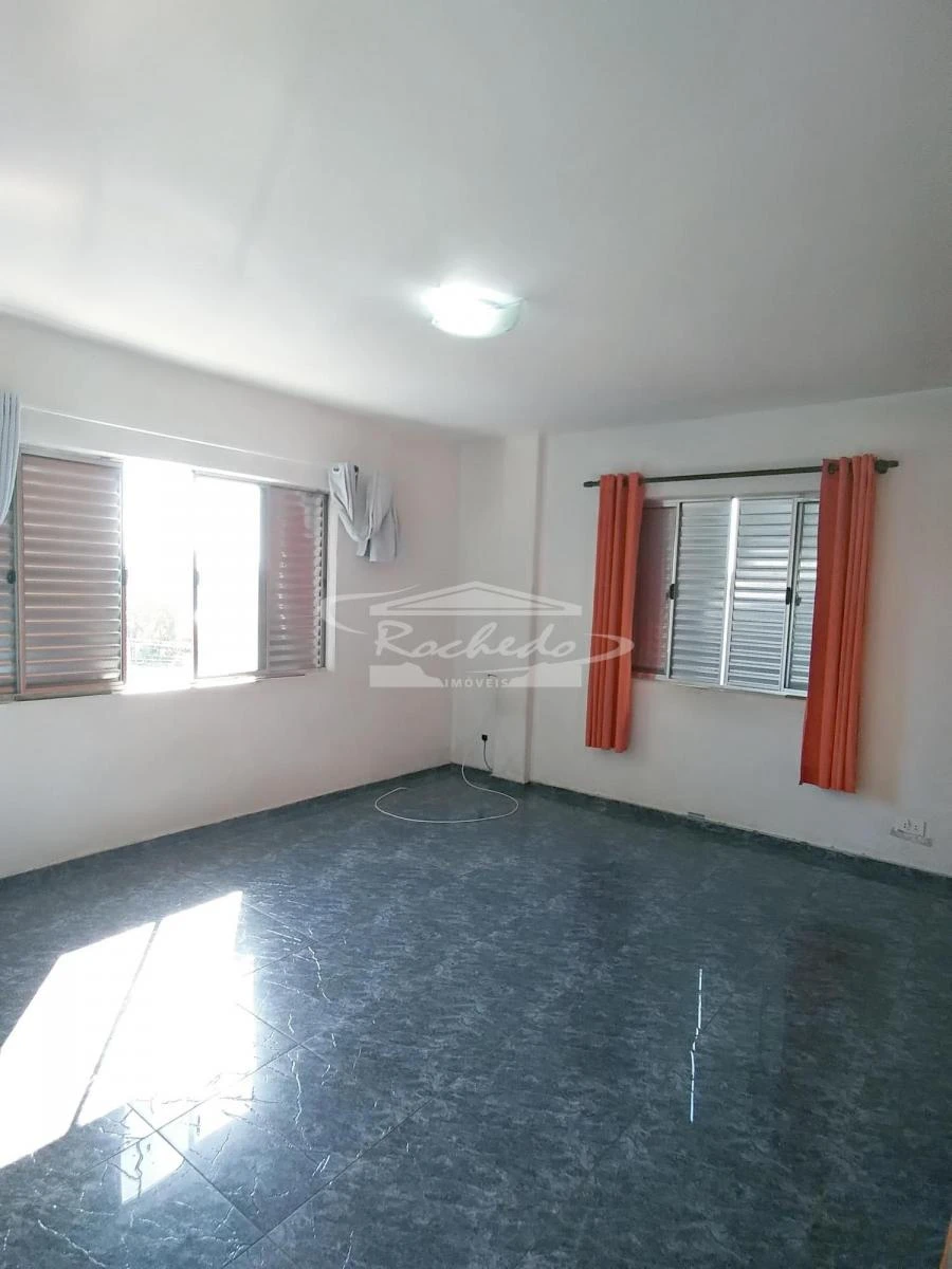 100 m² apartment with 3 bedrooms and no furniture