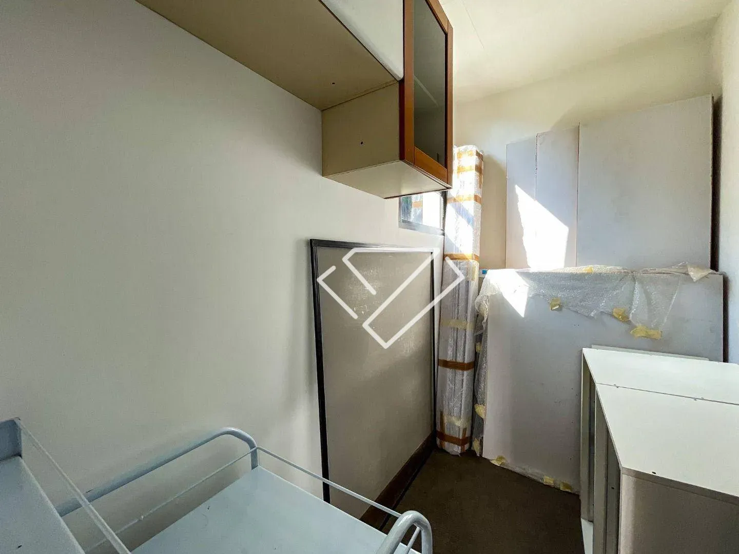 4-bedroom apartment with a balcony and laundry area — photo 30