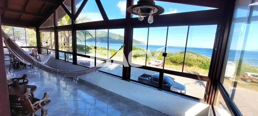 House, 280 m², with a water view