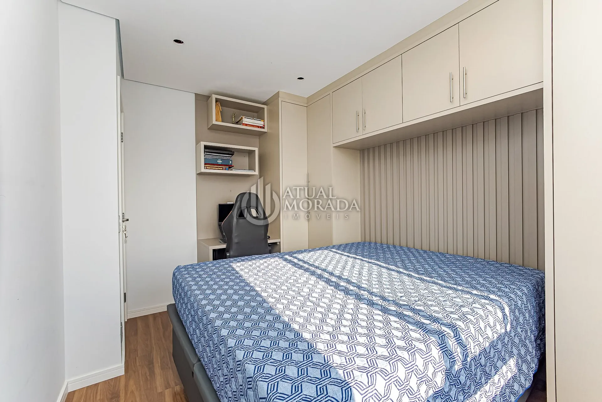 Furnished 2-bedroom apartment with open-plan kitchen — photo 22