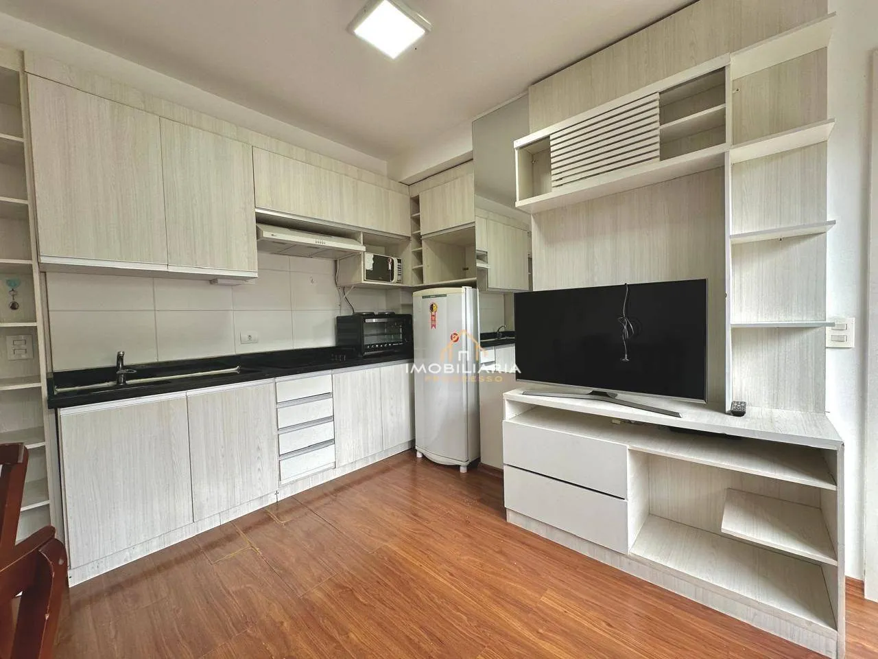 Дерев'яна підлога або ламінат та 1 спальня: квартира 33 м² — photo 2