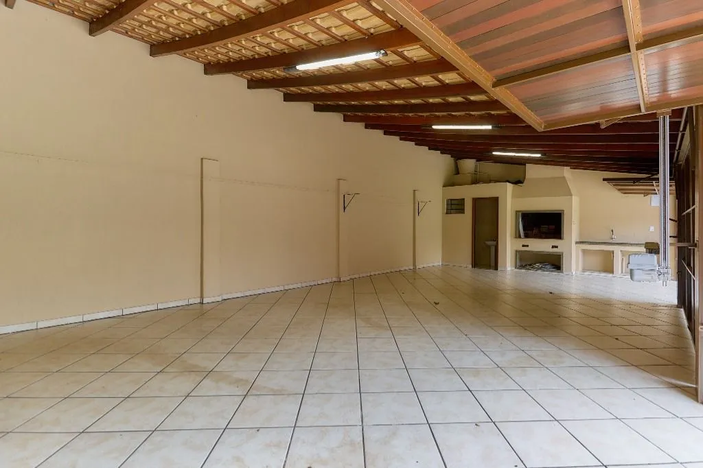 3-bedroom house with a grill on the balcony in Curitiba