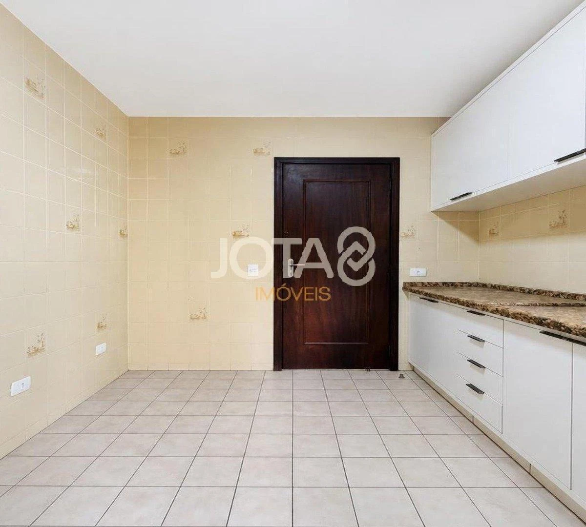 3-bedroom apartment in a building with a gym — photo 2