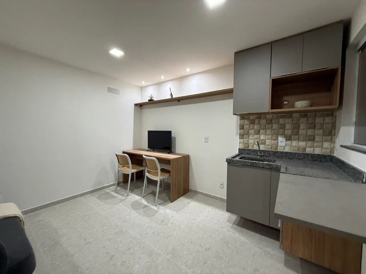 Меблированная студия с открытой кухней и балконом — photo 5