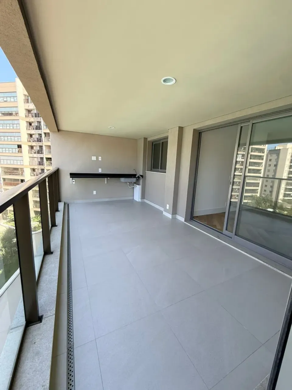 3-bedroom apartment with balcony and open-plan kitchen — photo 4
