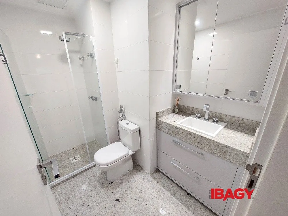 Furnished 2-suite apartment with enclosed balcony — photo 23