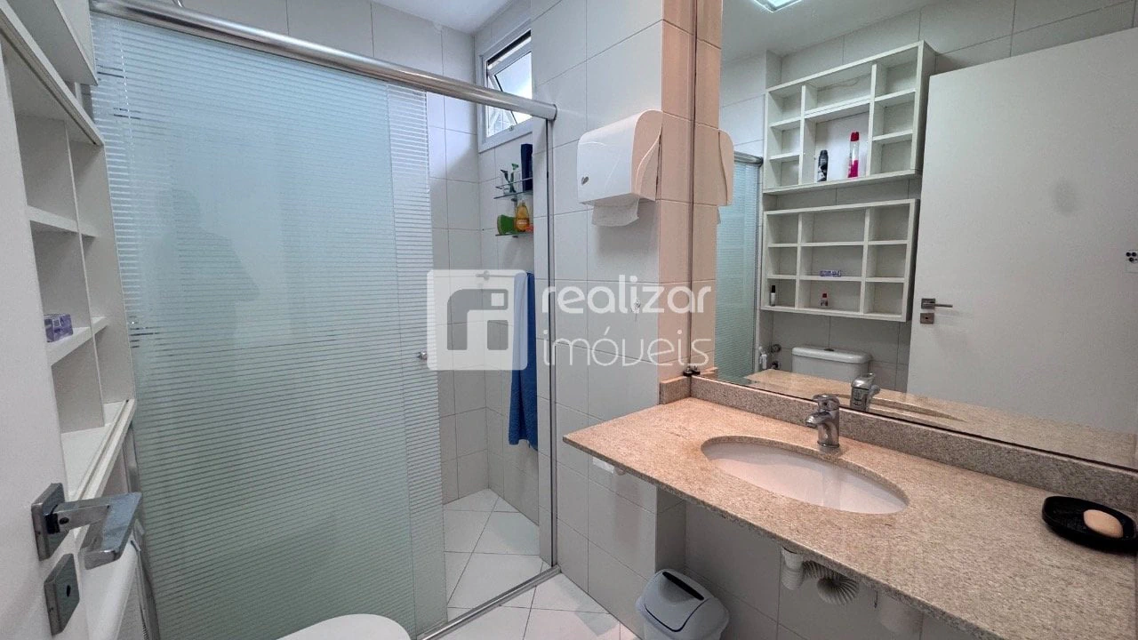 One-bedroom apartment with a mountain view — photo 19