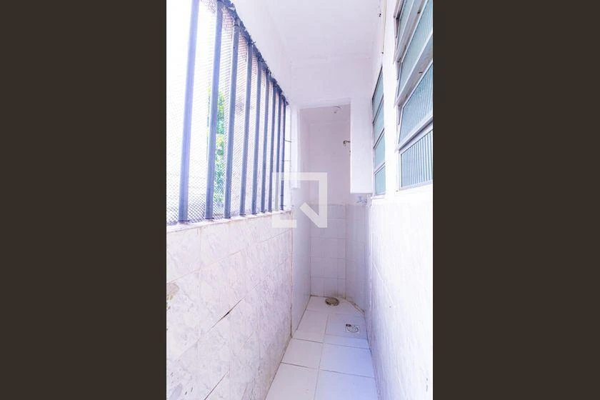 Rental apartment with 2 bedrooms and a laundry utility sink — photo 14