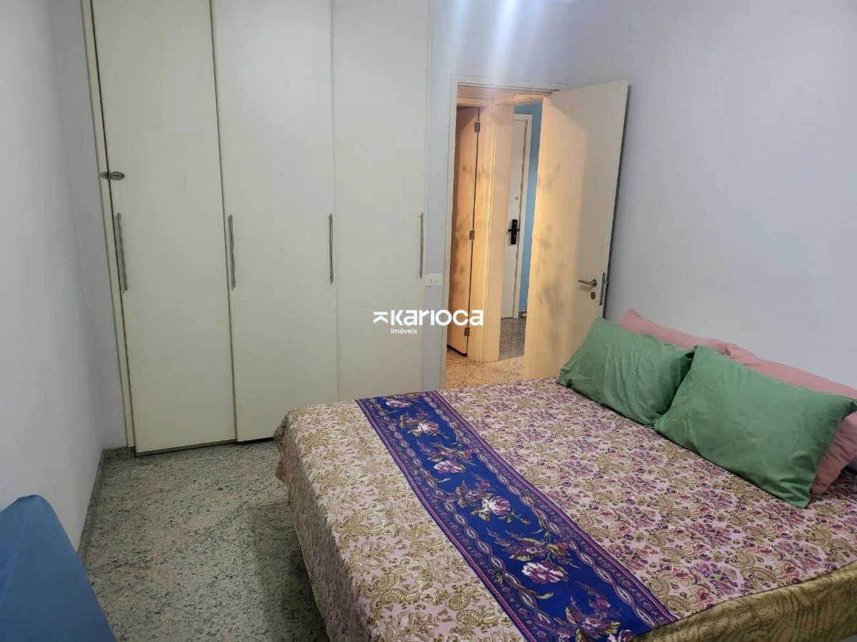 Glass-enclosed balcony in a one-bedroom apartment, 52 m² — photo 10
