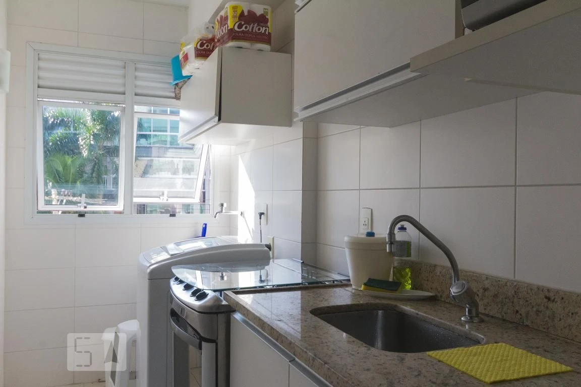 Furnished apartment with 2 en-suites and a balcony — photo 33