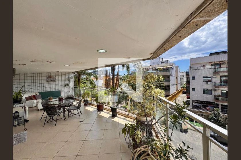 Glass-enclosed balcony in a 2-bedroom apartment, 115 m² — photo 27