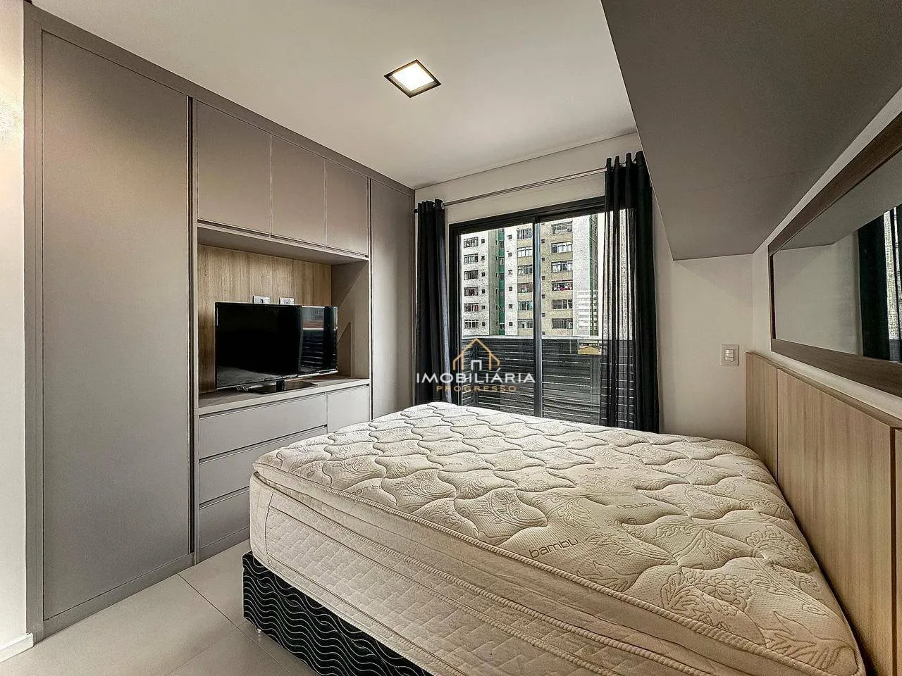 One-bedroom apartment in a building with a coworking space — photo 28