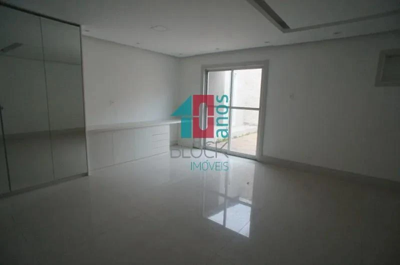 Ванна та 4 спальні: будинок 980 м² — photo 3
