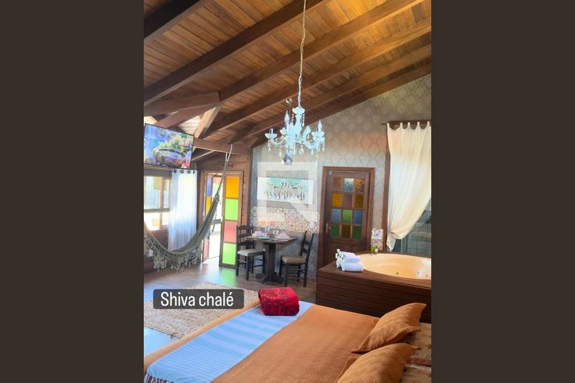 Casa com 7 quartos e 4 vagas, com cozinha compacta