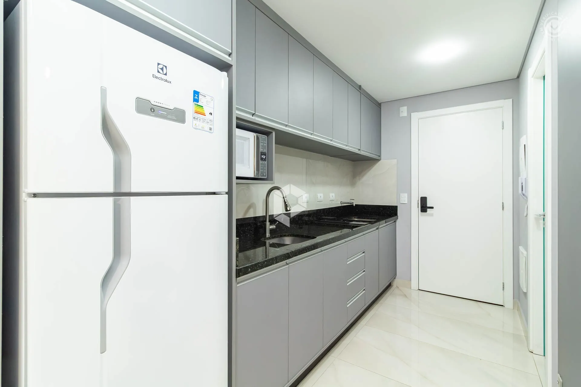 Furnished 1-bedroom apartment with open-plan kitchen — photo 15