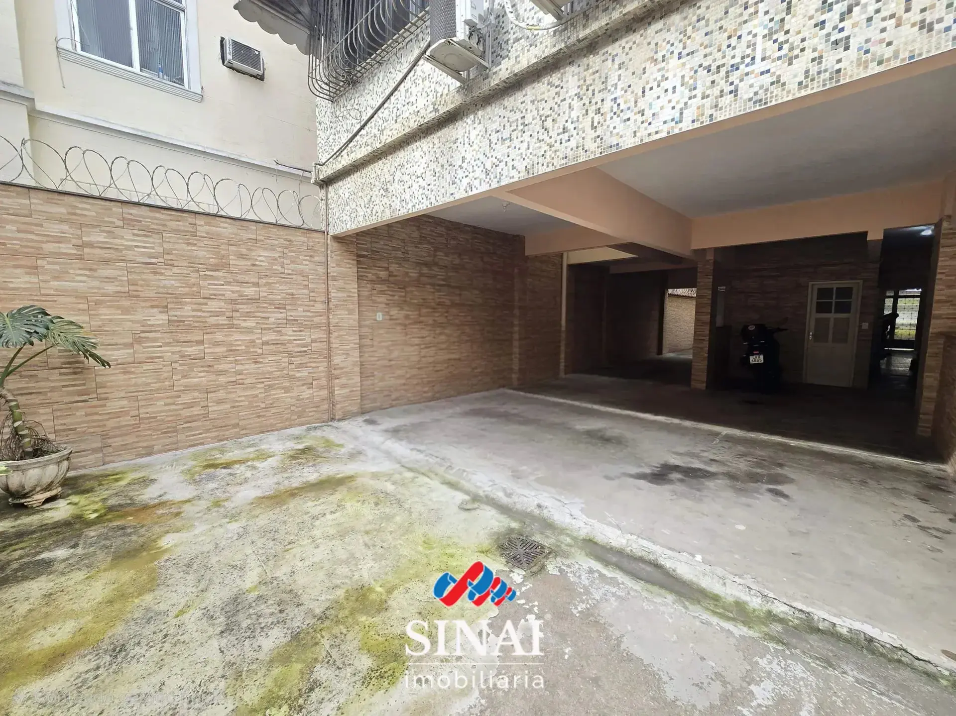 Квартира з 2 спальнями та дерев'яною підлогою або ламінатом — photo 30