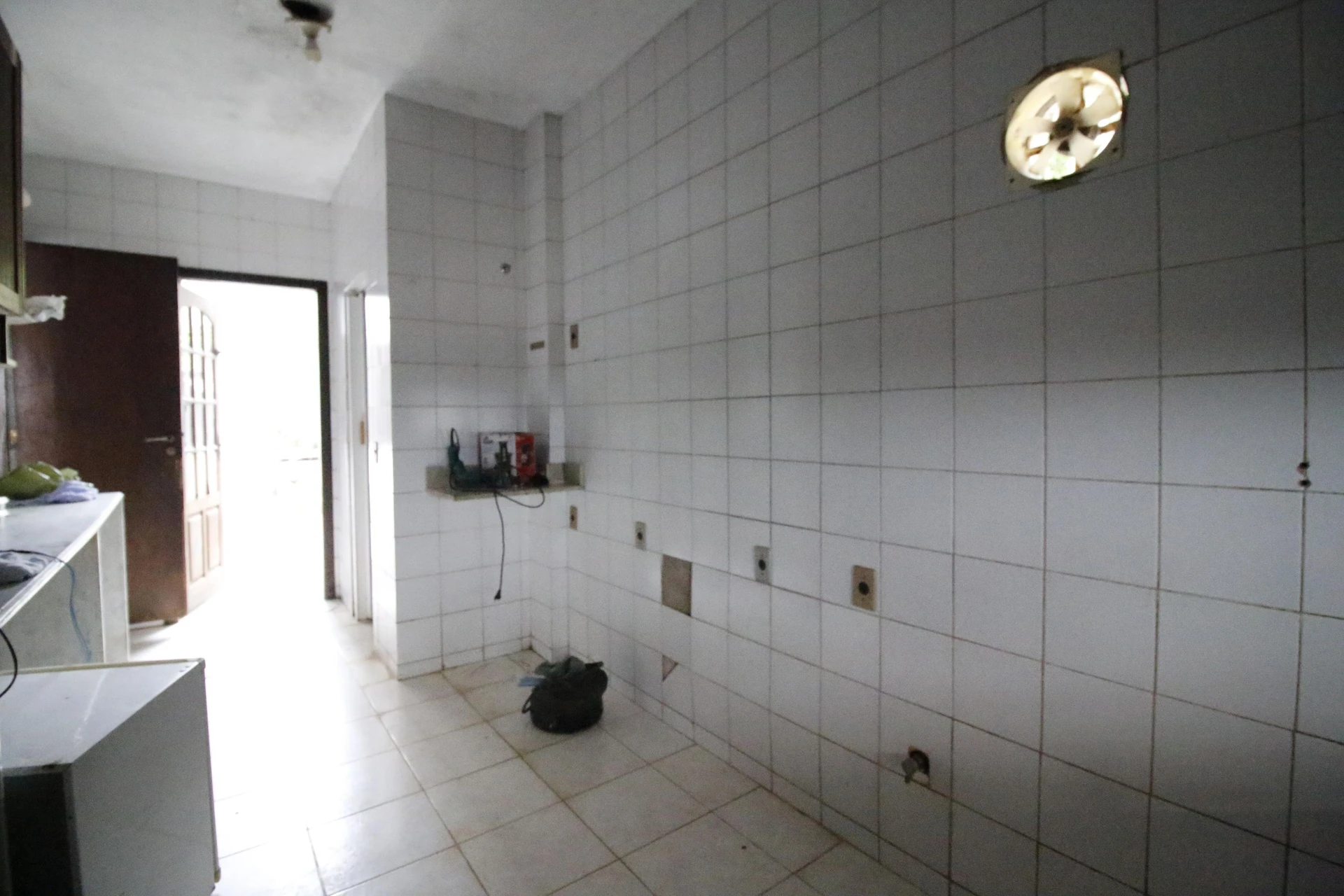 500 m² house with floor-to-ceiling windows and a bathtub — photo 58