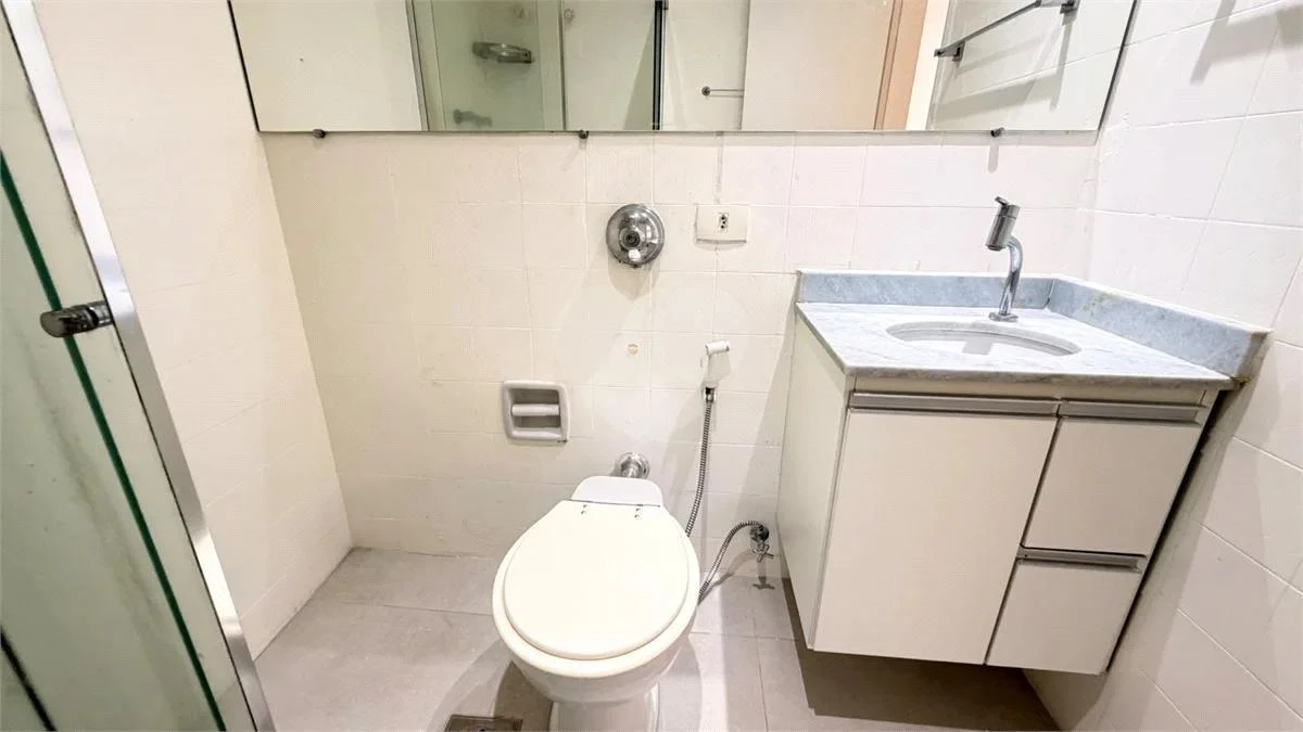 Wood or laminate floors in a 3-bedroom apartment, 91 m² — photo 3