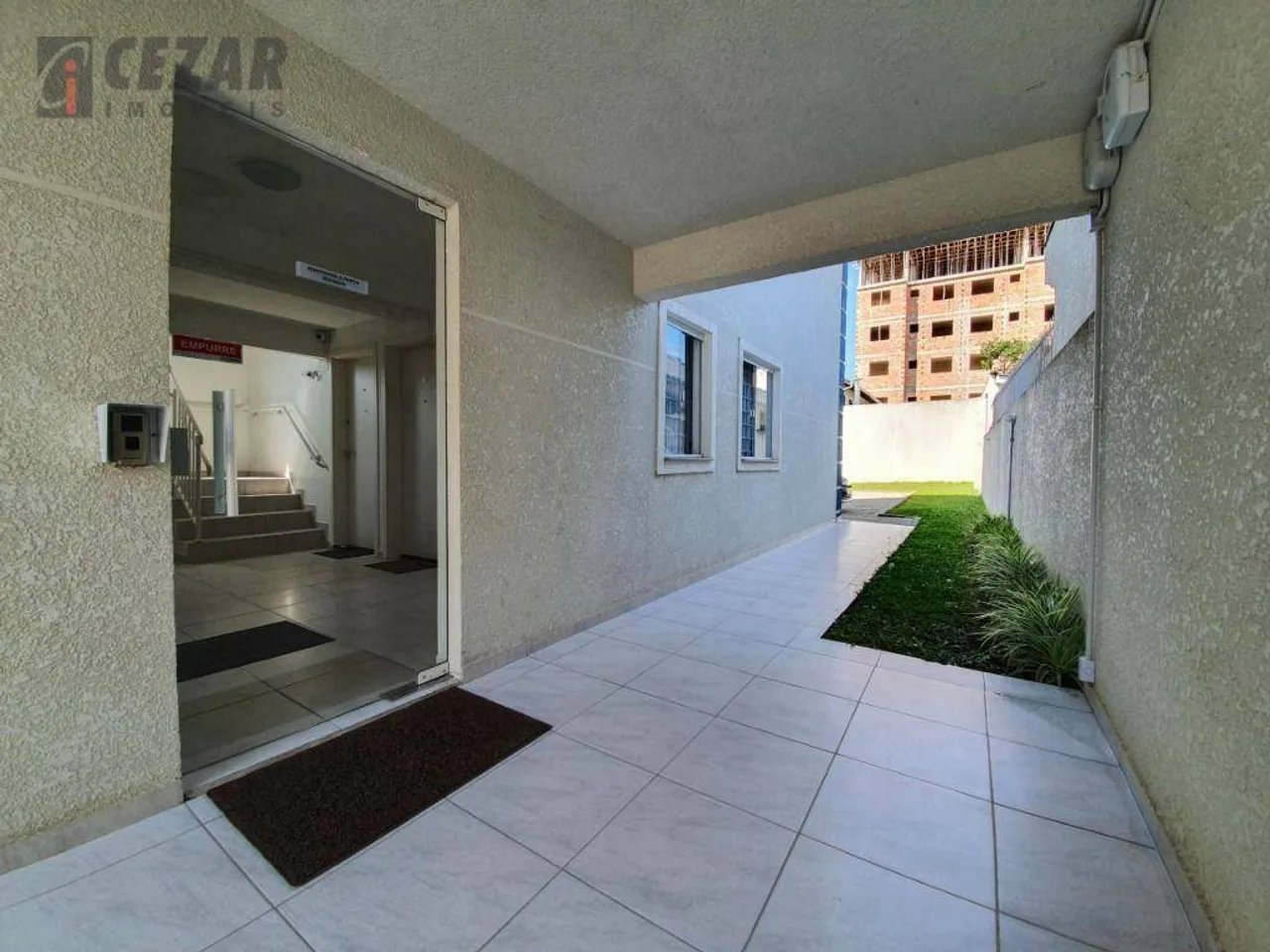 Studio with compact gas cooktop and private garden — photo 12