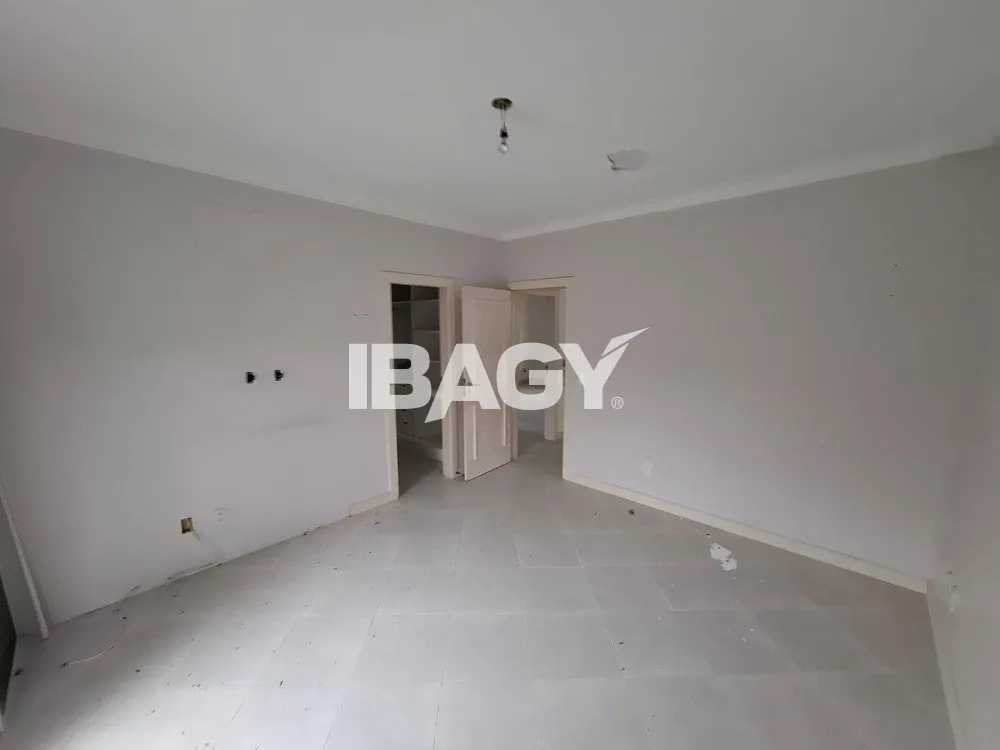4-bedroom house with 3 suites and 400 m² total area — photo 24