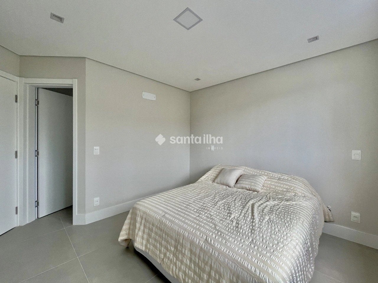 Floor-to-ceiling windows in a 3-bedroom apartment, 152 m² — photo 19