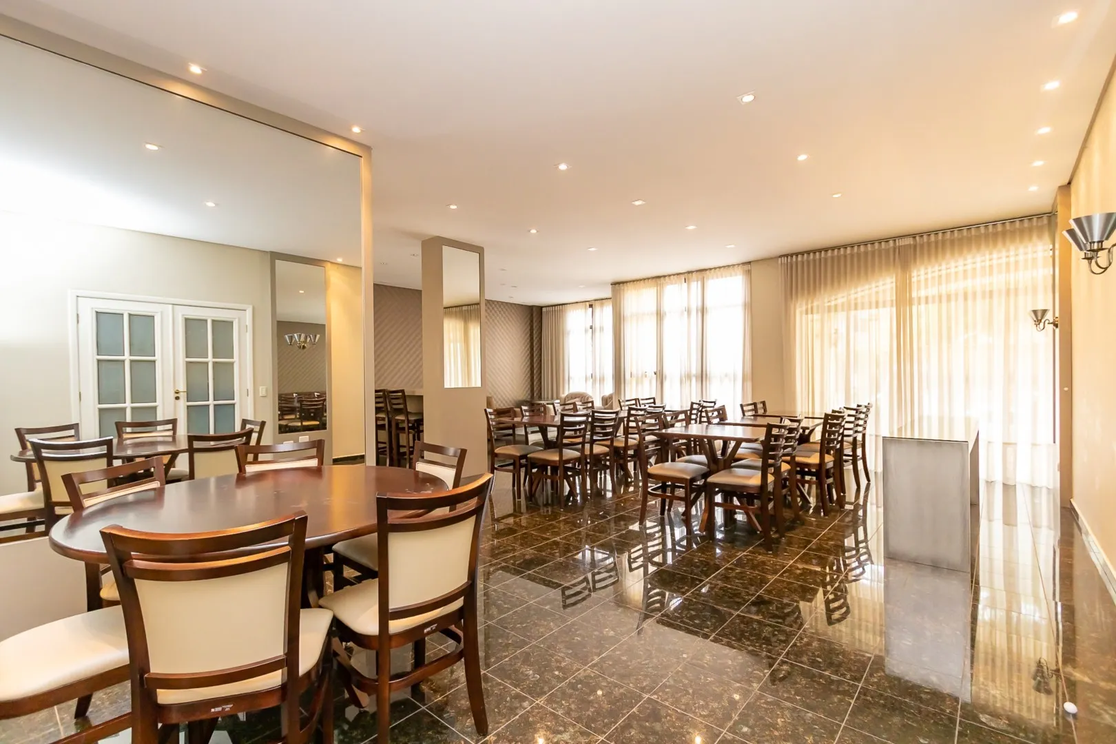 Квартира с балконом 136 м² и 3 спальнями — photo 40