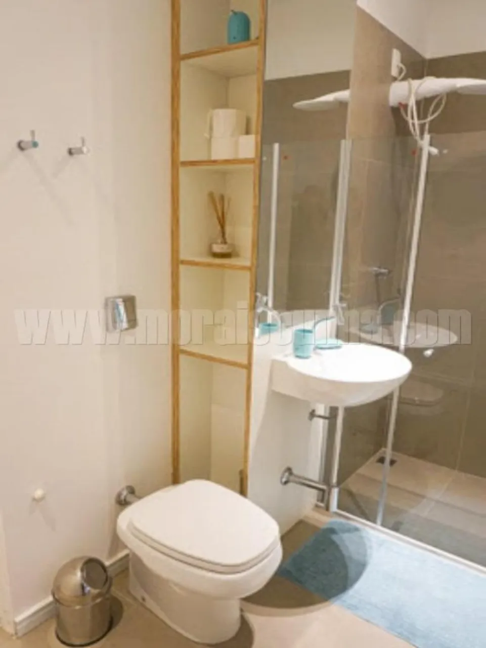 Apartamento studio sem mobília com janelas do chão ao teto — photo 4